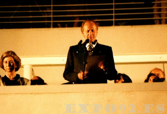 S.M. El Rey con La Reyna a su lado, lee su discurso en dia de la clausura de la Expo. fue un dia muy triste