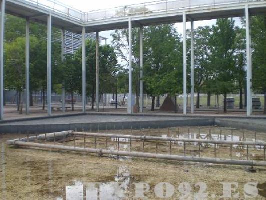 Jardín abandonado sito en el centro de la antigua Avenida 5. El verde que se ve de fondo, corresponde con la explanada donde estaba el Palenque.