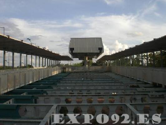 Estación de telecabina enfrente del Pabellón de Marruecos. Está totalmente abandonado y lleno de cristales. Los accesos están intactos pero oxidados. Desde arriba se puede disfrutar de una vista preciosa del Auditorio.