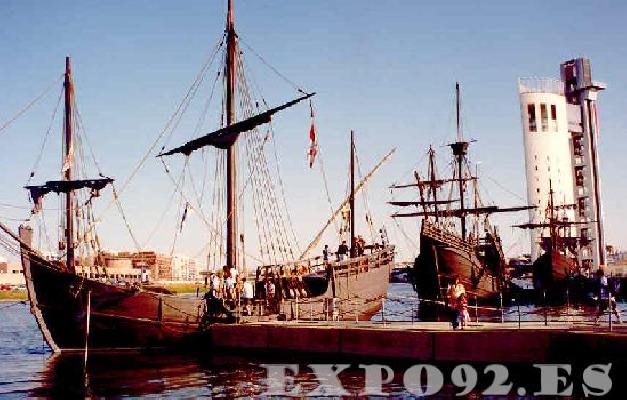 Vista del entorno del Pabellón de la Navegación con el barco de Colón y, al fondo, la Torre Schindler.