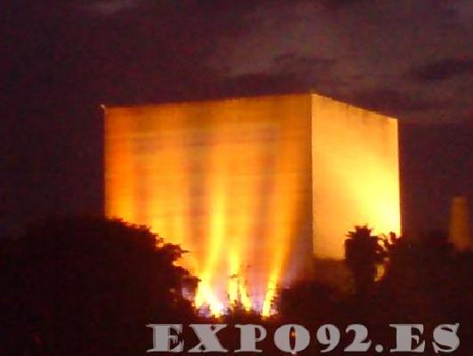 Pabellón de España iluminado desde Isla Mágica