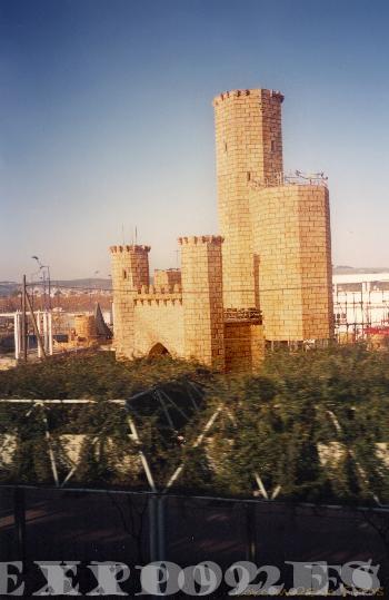 Esta imagen es muy curiosa, se trata del que iba a ser pabellon del corte ingles pero se desmontó antes de la exposición.