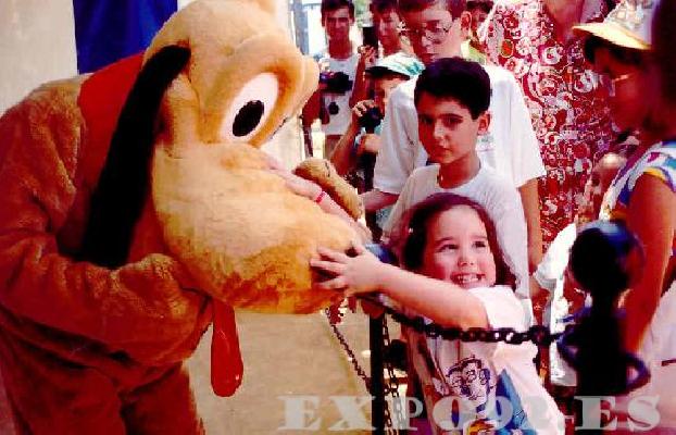 En el castillito que montó Disneyland Paris en el recinto Expo para promocionarse. Muchos de los personajes Disney aparecian de vez en cuando por el recinto.