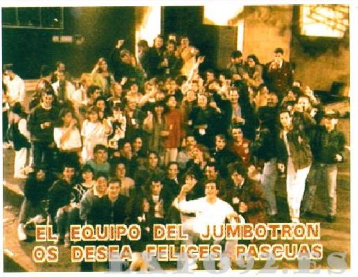 Esta es la última imagen que se pudo ver en el Jumbotron de La Plaza Sony.
En la noche del 12 al 13 de Octubre de 1992, una vez acabada La Expo, nos reunimos todo el equipo de La Plaza Sony en el escenario y  nos hicímos esta foto de la siguiente manera:
Utilizamos una cámara de control remoto para recibir la imagen de video  (a la luz de una farola, ya que no quedaba ningun foco en servicio) la congelamos, la imprimimos con una impresora de sublimación para quedarnos con un recuerdo tangible, y a continuación la  enviamos al Jumbotron, donde se quedó, como última imagen emitida, hasta el día siguiente cuando se apagó definitivamente