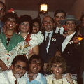 Esta foto me hace especial gracia y le tengo un especial cariño porque llevaba solo trabajando en Expo 4 meses. Feria de abril de 1987 en la caseta del ayuntamiento, con algunos compañeros de trabajo. por aquel entonces no habiamos llegado todavia a 